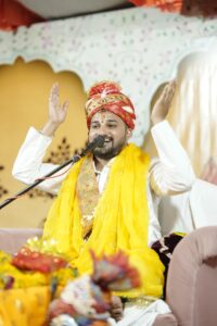 भागवत कथा के दौरान कृष्ण जन्मोत्सव एवं नंदोत्सव मनाते श्रद्धालु और आचार्य शशांक शेखर महाराज।